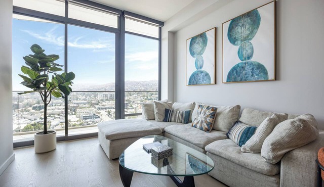 The Seven Mil' Penthouse Hollywood Hills 2BD 2BA Panoramic Views Of LA Pool, Gym