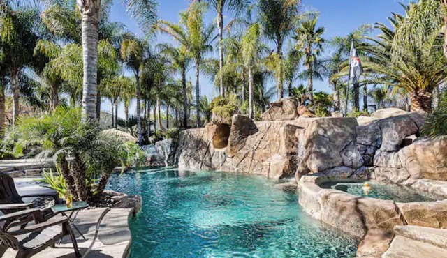 The Tiki Palm Oasis Pool, Waterfall & Slide, Gorgeous 4bedroom house in Menifee