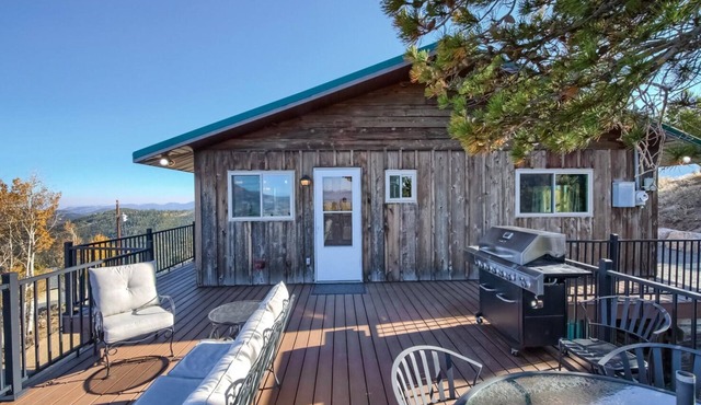 The View~Cozy Oasis at 8510 ft~King Bed ~ Firepit!