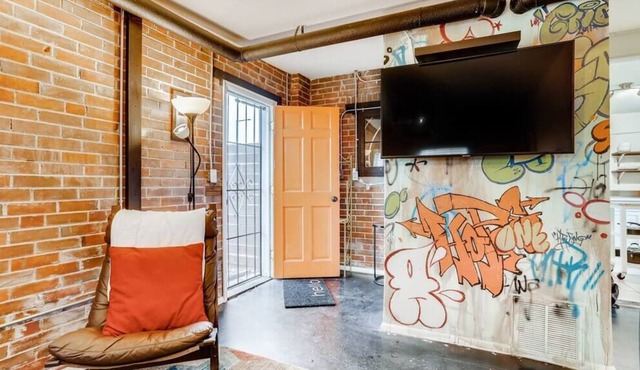 This guest house is a 1 bedroom(s), 1 bathrooms, located in Denver, CO.