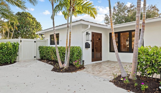 This house is a 3 bedroom(s), 2 bathrooms, located in Fort Lauderdale, FL.