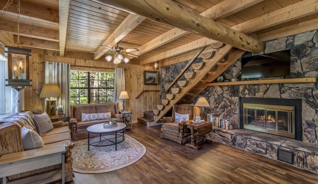 Three-Story Home -1/8 of a mile of Fishing the Rio Grande River