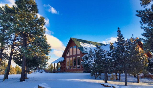 Timber Lodge: Family Log Hm w/Amazing Views, 3 Acres Near Town, A/C, Hot Tub