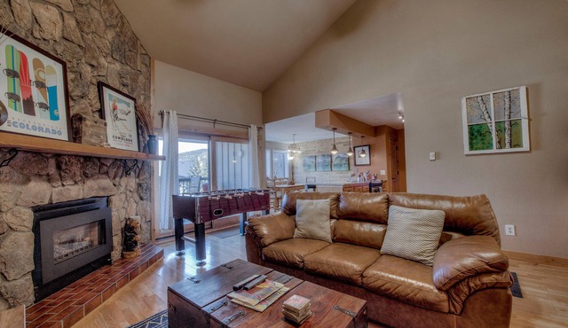 Top Floor 2 Bedroom, Ski-In & Walk to Main St