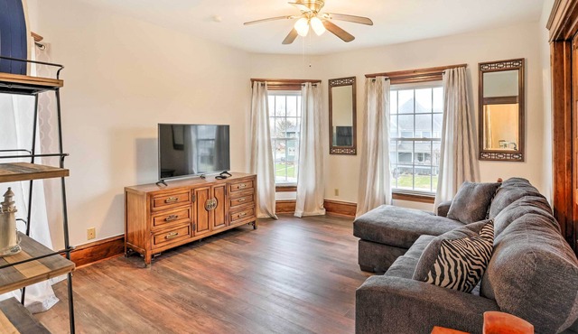 Top-Floor Lake Erie Apartment: Walk to Lakefront!