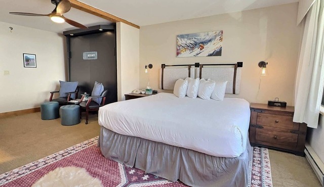 Top Floor Studio with Pool, Hot Tub, ski in-out, Pet-Friendly