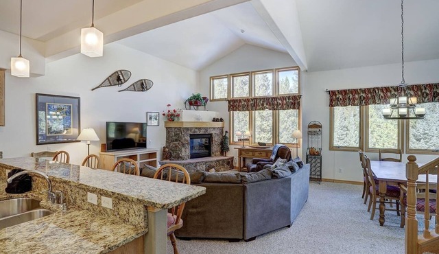 ⭐️ Townhome On Bus Route, NordicTrails HeatedGarage, Close to Slopes EV Charger
