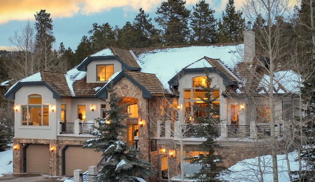 Trail walk to town, Panoramic views of Breck Resort, Hot tub, Elegant Finishes!