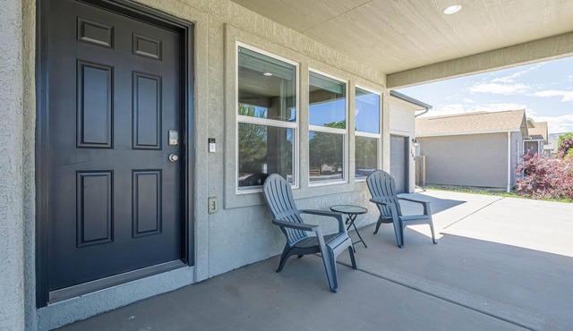 Trailhead Jewel: Fenced Yard, Walk to Downtown!
