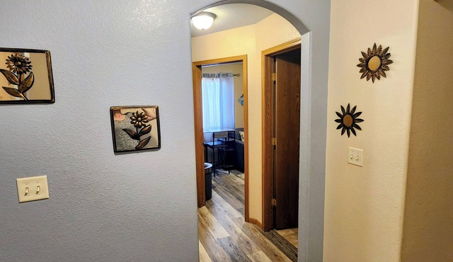 Tranquil cozy 1 bedroom private suite centrally located in quiet neighborhood
