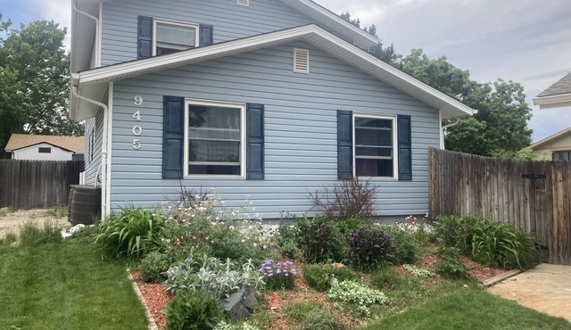 Tranquil & Entertaining Family Retreat. Sleeps 8. Stunning Yard with new hot tub