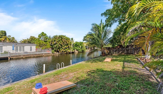 Tranquil Waterfront Enclosed pool Kayaks