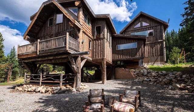 Treehouse Lodge-Featured in Thrillist Magazine and on Fox "American Dream Home"