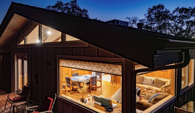 Treetop Villa, Charming cottage on 100 acres with WiFi and AC in serene Mariposa
