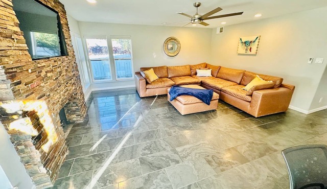 Triplex in Great Neighborhood/6 BR/10TVs/Sleeps 23