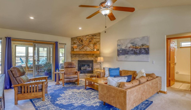 Tubing Promo! Pet Friendly! Fireplace, Fenced Yard, Mountain Views, Near Hot Springs