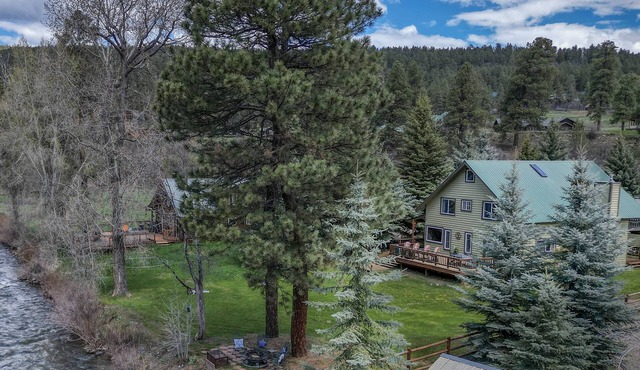 Tubing Promo! Riverfront Fire Pit, Gas Stove, Near Skiing, Hot Springs, & Hiking Adventures!