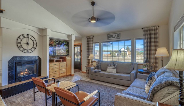 Tubing Promo! Stunning Home, Hot Tub, Firepit, Ping Pong, Patio, Near Lake & Trails