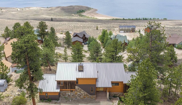 Twin Lakes Lodge with Scenic Mountain Views