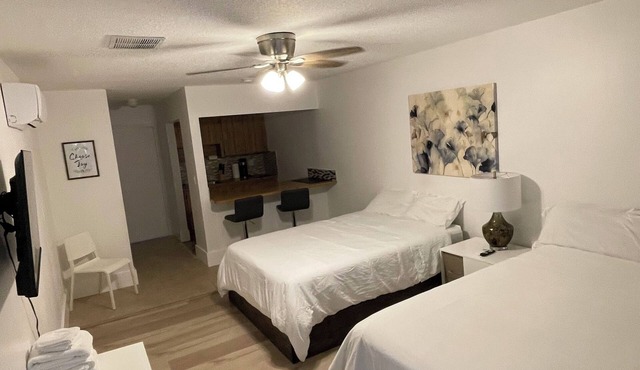 Two beds in apartment in Ft. Lauderdale