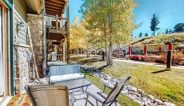 Two-story home with amazing mountain views, grill, & outdoor heated pool