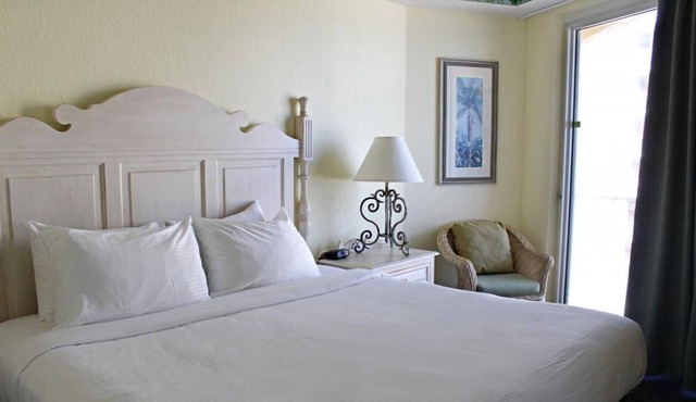 Ultimate Beach Getaway! 2 Great Units w/Kitchen, Beach, Shop at Volusia Mall