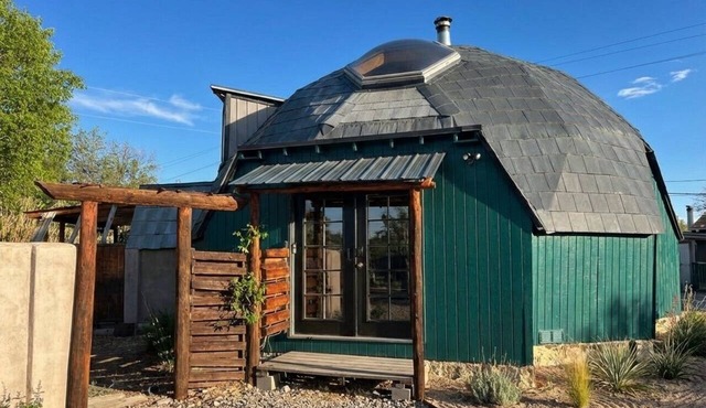 Unique & Stylish Home in Heart of NM Mountains close to Starbucks & Restaurants
