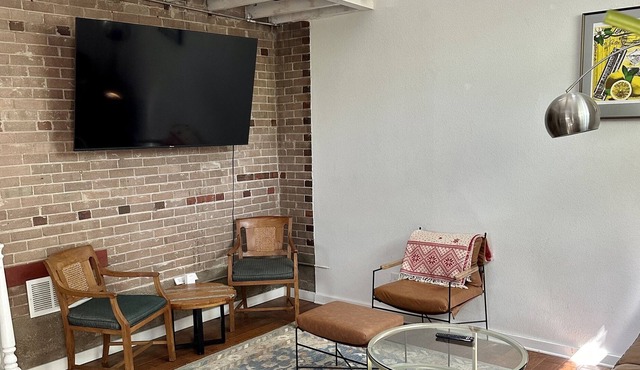 Unique Urban Carriage House with Ceder Hot Tub and Private Yard