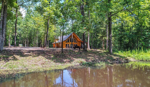 Upscale Broken Bow Cabin: Hot Tub & Fishing Pond!