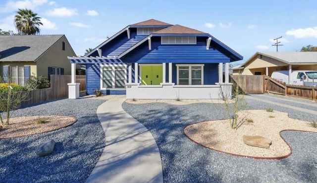 Uptown Villa with backyard BBQ & Chimenea!