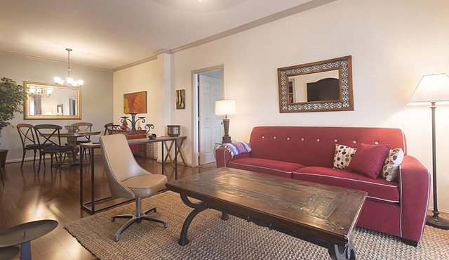 URBAN RESORT LIVING 5 miles from Old Town