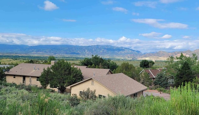 Vacation Home With Breathtaking Views, Ample Parking and Pool Table