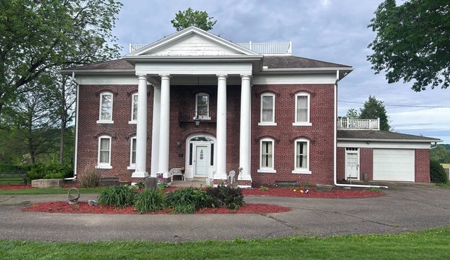 Victorian Oasis home in Mineral City, near Atwood - Deer Hunting - Hot Tub