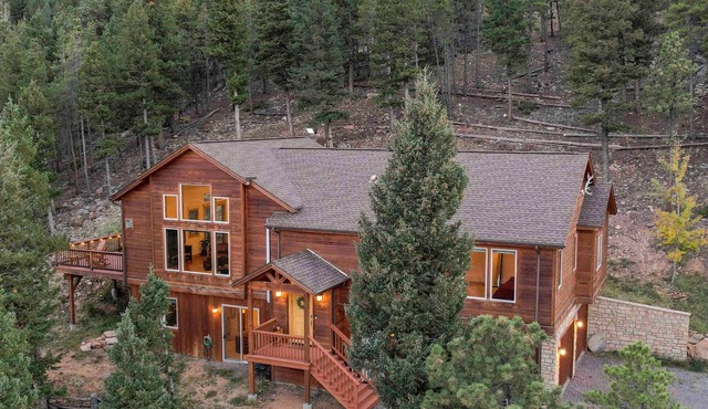 VIEWS! Luxury Cabin. HotTub. Near Red Rocks, Parks & Trails. Sleeps 8