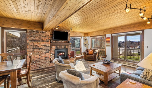 Villa Dulany, Exquisite Condo plus Hot Tub, Fire Pit & Private Patio