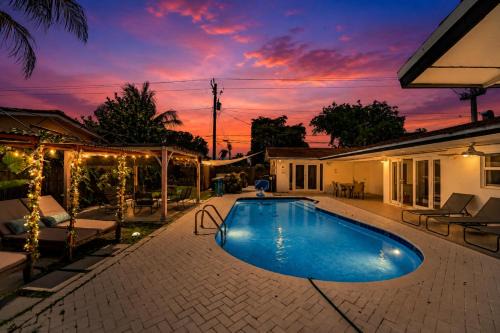 Villa Velvet - Heated Pool & Minutes to Beaches