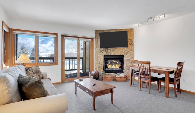 Walk to Dining & Shopping | W&D| Comm Hot Tubs | Free Bus Line| Monthly Rates