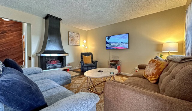 Walk to Garden of the Gods ☀ Propane Firepit & Fenced in Patio near Manitou
