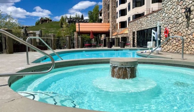 Walk to lifts, Hot tub, King bed, Pet friendly, Heated pool, Free bus to town