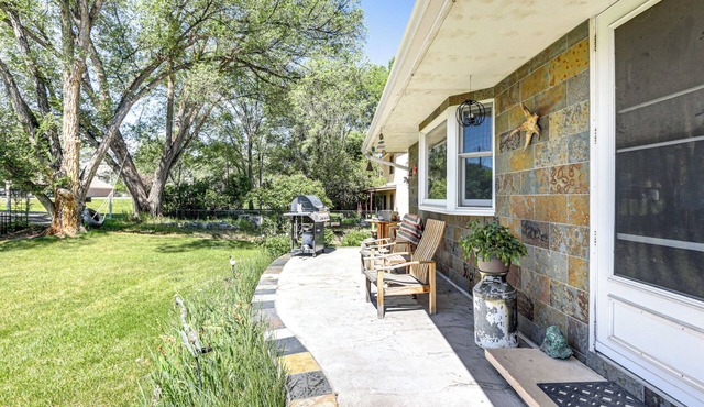 Walk to Main St: Carbondale Apt w/Shared Patio