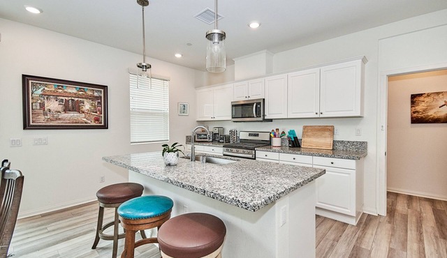 Walk to Mall~Close to FWY210~Border with LA County~2022 Built~HOA Amenities~讲中文·