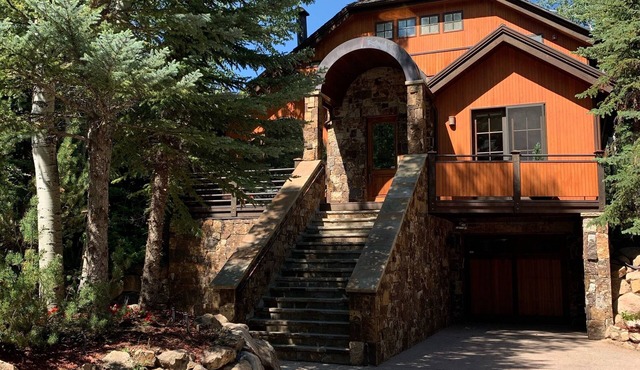 Walk to town! 4 bdrms all king beds. Great ski house w/hot tub near Snyder Park