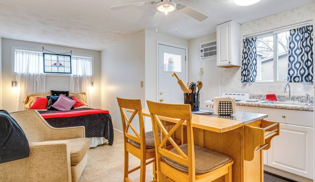 Walkable Delphi Studio on Main Street w/Parking in Delphi