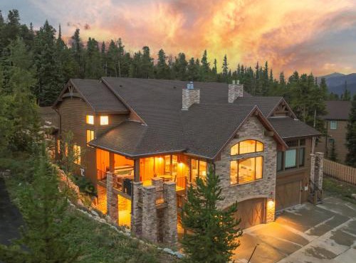 Warm and luxurious, spectacular views, all en-suites, hot tub, shuffle board, arcade machine!