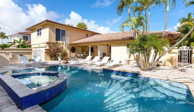 Waterfront Home with 5 Bedrooms - Private Pool Area - Close to the Beach