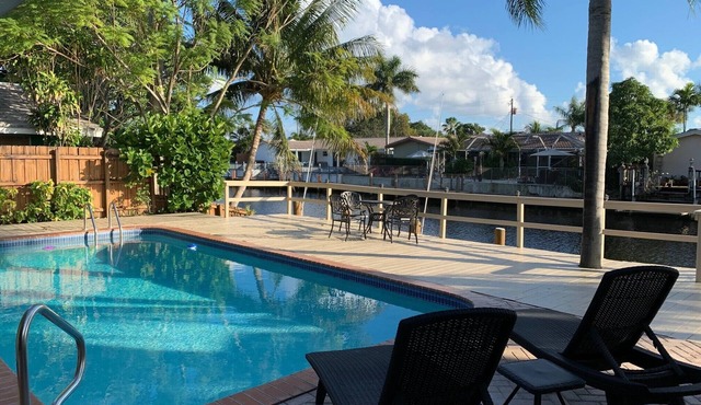 Waterfront Home with a Heated Pool 10 min to the Beach