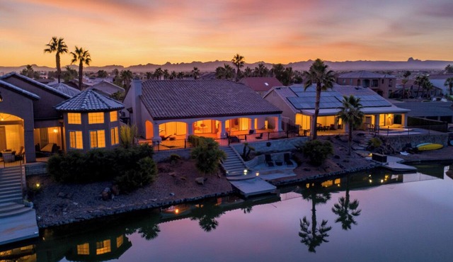 Waterfront lake house in Fort Mohave, Az. Minutes from casinos, river, and golf