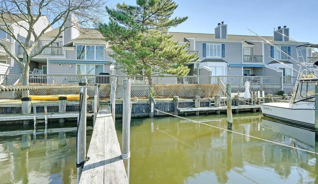WATERFRONT SUMMER AND WINTER RENTAL IN PRESTIGIOUS BAY POINT HARBOUR