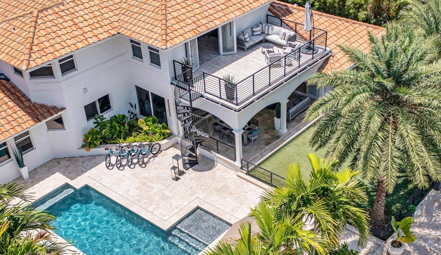 Waterfront Villa | Walk to Beach | Venice of America | Coastal Extravagance | Palm Key | VlLLAS