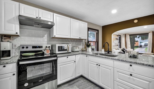 Welcome to Chic Parma House, a stylish 5-bedroom, 1-bath home with boutique-inspired design, perfect for families, traveling professionals, and extended stays just minutes from Cleveland, hospitals, and major highways.